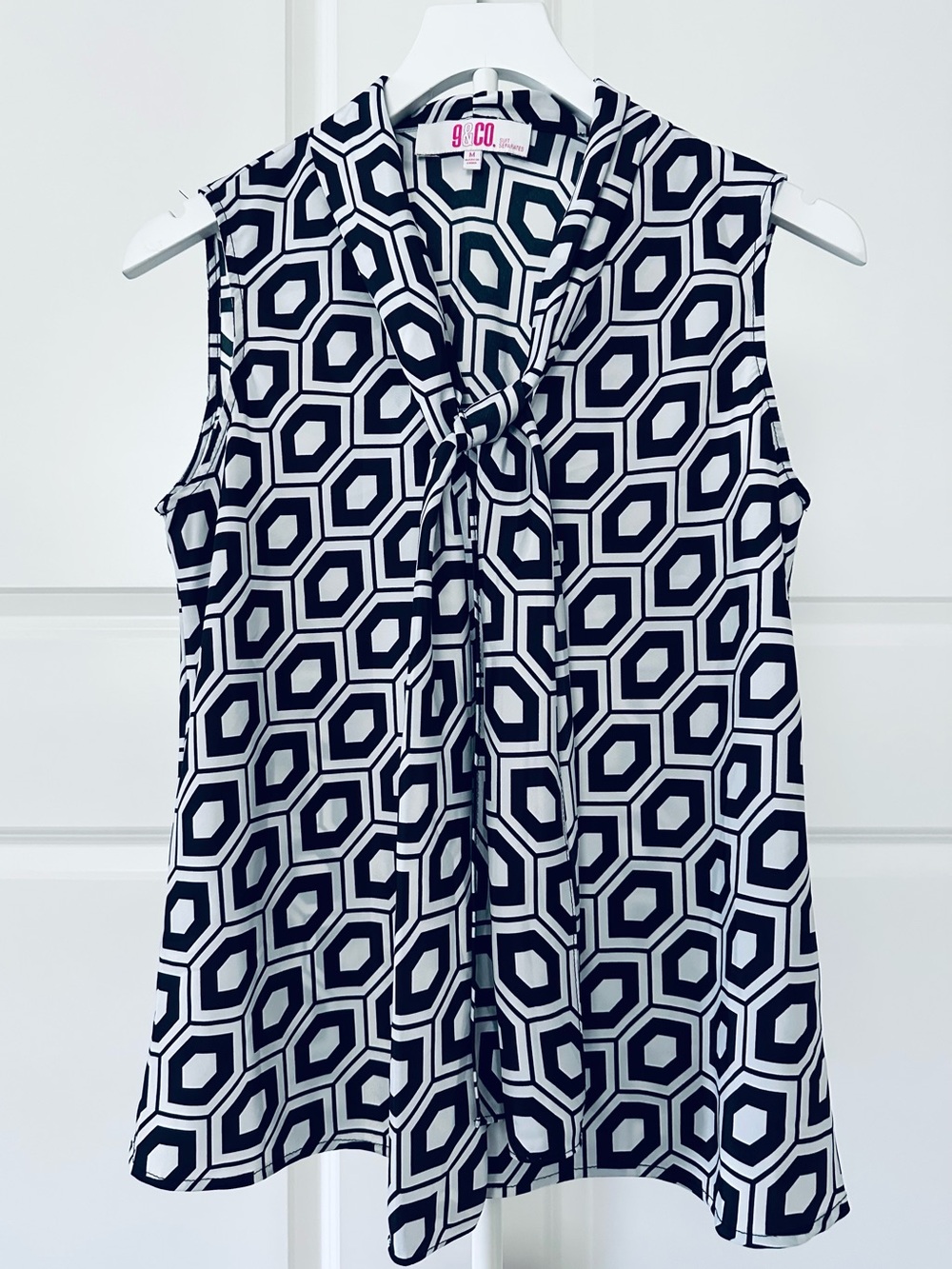 Women’s 9&CO. Sleeveless Black & White Geometric Tie-Neck Blouse Size M